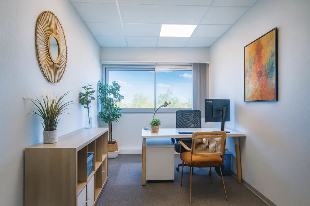 Bureau individuel de 15 m² au Millénaire avec deux écrans, adapté à un entretien ou une réunion à distance en solo